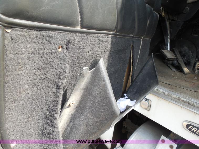 image for item G8621 1999 Freightliner FLD120 semi truck