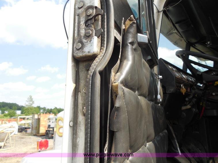 image for item G8621 1999 Freightliner FLD120 semi truck