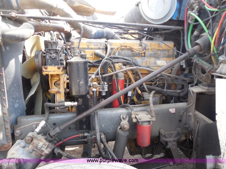 image for item G8621 1999 Freightliner FLD120 semi truck