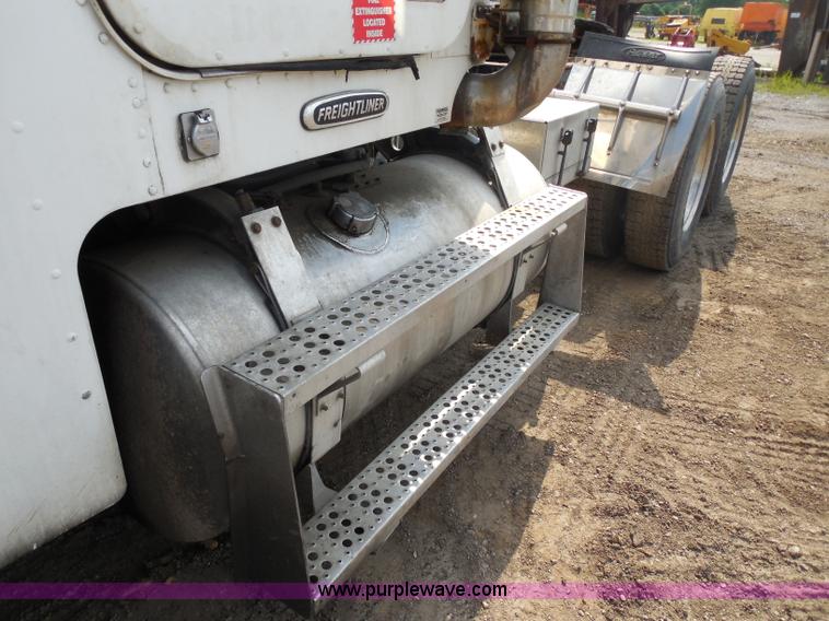 image for item G8621 1999 Freightliner FLD120 semi truck