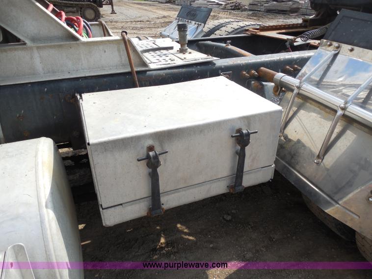 image for item G8621 1999 Freightliner FLD120 semi truck