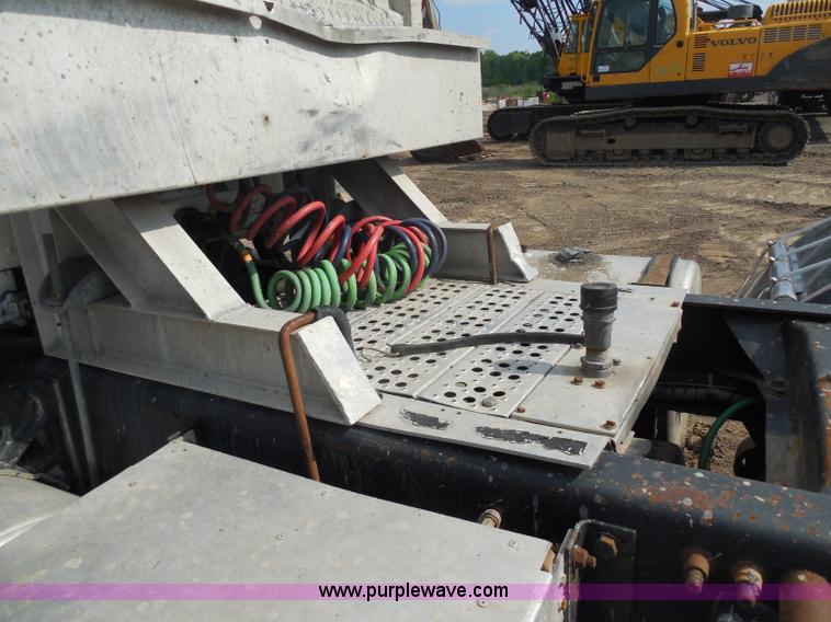 image for item G8621 1999 Freightliner FLD120 semi truck