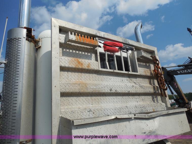 image for item G8621 1999 Freightliner FLD120 semi truck