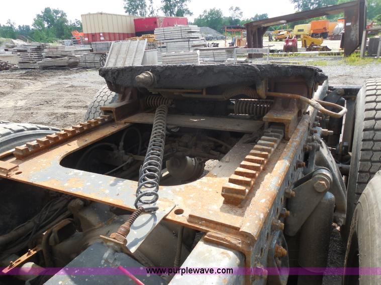 image for item G8621 1999 Freightliner FLD120 semi truck