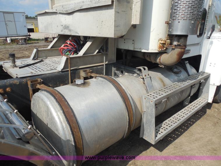 image for item G8621 1999 Freightliner FLD120 semi truck