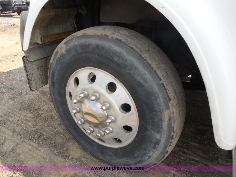 image for item G8621 1999 Freightliner FLD120 semi truck