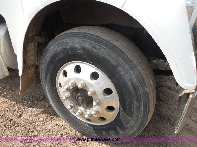 image for item G8621 1999 Freightliner FLD120 semi truck