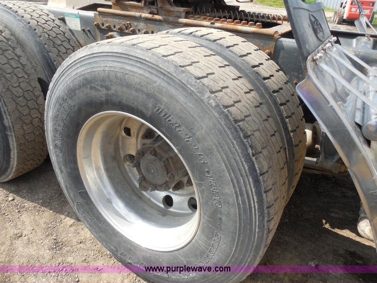 image for item G8621 1999 Freightliner FLD120 semi truck