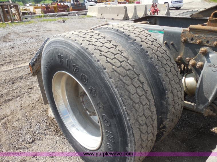 image for item G8621 1999 Freightliner FLD120 semi truck