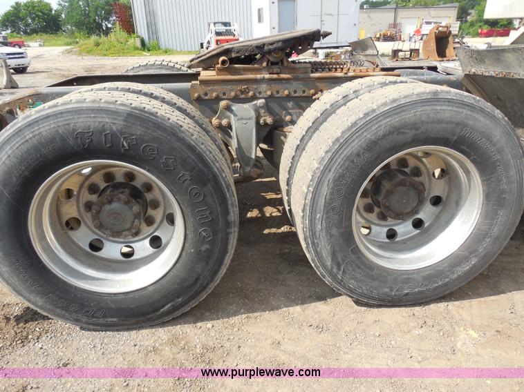 image for item G8621 1999 Freightliner FLD120 semi truck