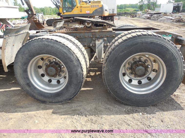 image for item G8621 1999 Freightliner FLD120 semi truck