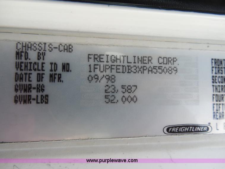 image for item G8621 1999 Freightliner FLD120 semi truck