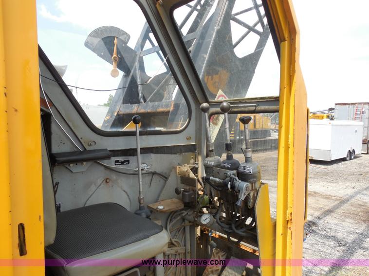 image for item G8659 1970 American 599 40-ton lattice boom crawler crane