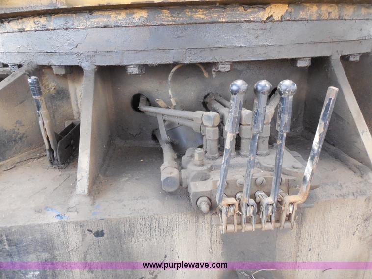 image for item G8661 1975 Lorain L-790 100-ton lattice boom crawler crane