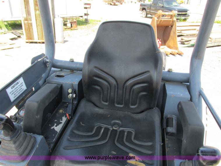 image for item G8674 2005 Terex HR14 mini excavator