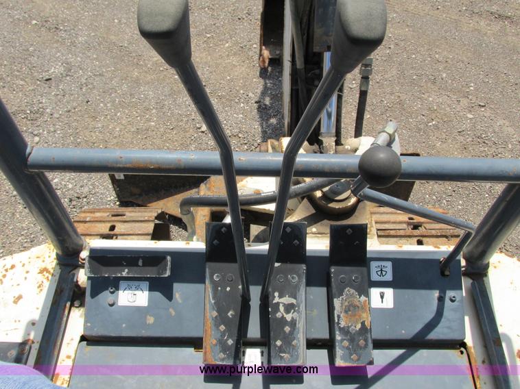 image for item G8674 2005 Terex HR14 mini excavator