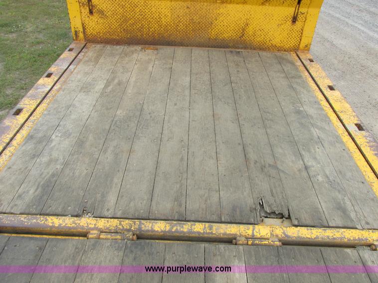 image for item A8638 2004 Trail King trailer