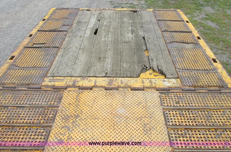 image for item A8638 2004 Trail King trailer