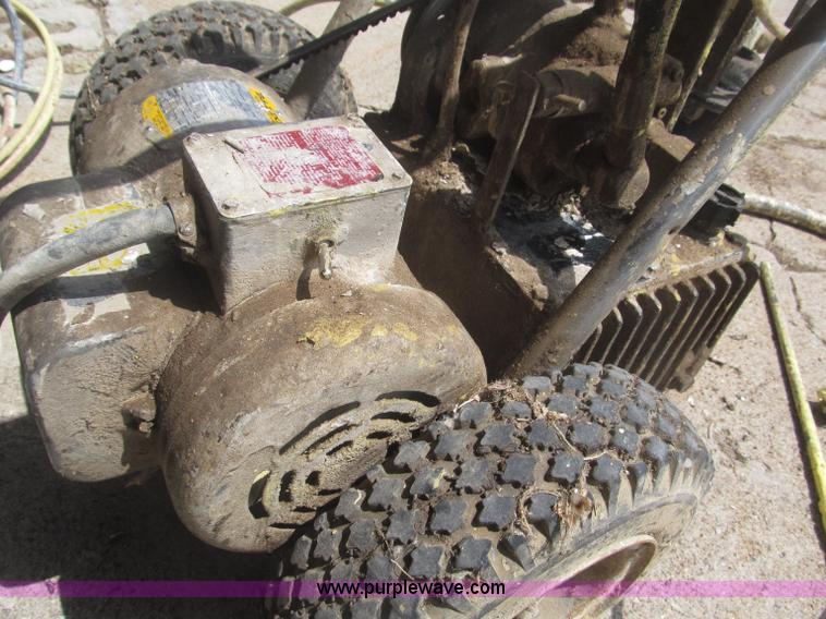 image for item AE9477 Siphon portable airless paint sprayer