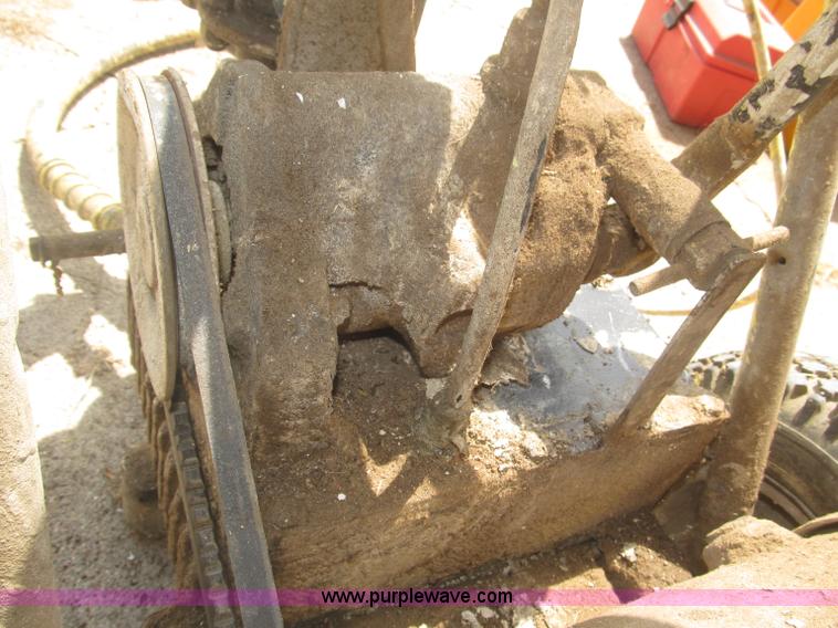 image for item AE9477 Siphon portable airless paint sprayer