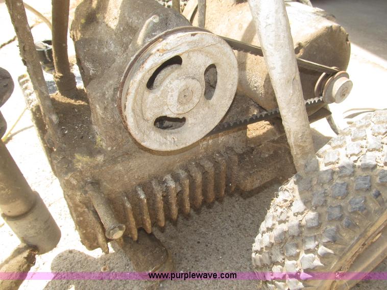 image for item AE9477 Siphon portable airless paint sprayer