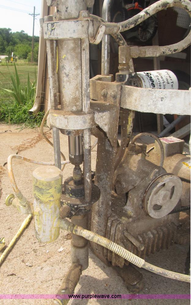 image for item AE9477 Siphon portable airless paint sprayer