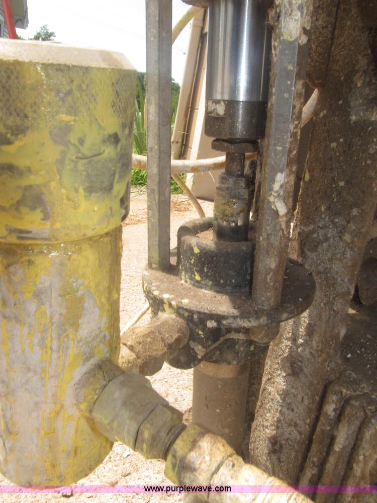 image for item AE9477 Siphon portable airless paint sprayer