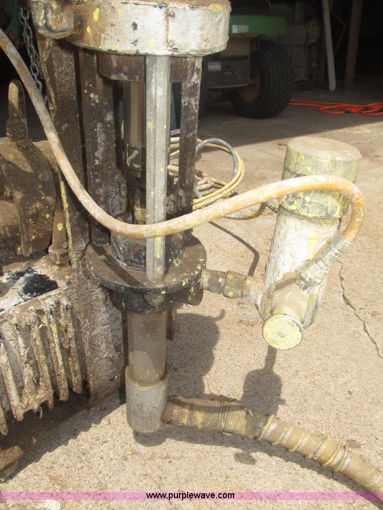 image for item AE9477 Siphon portable airless paint sprayer