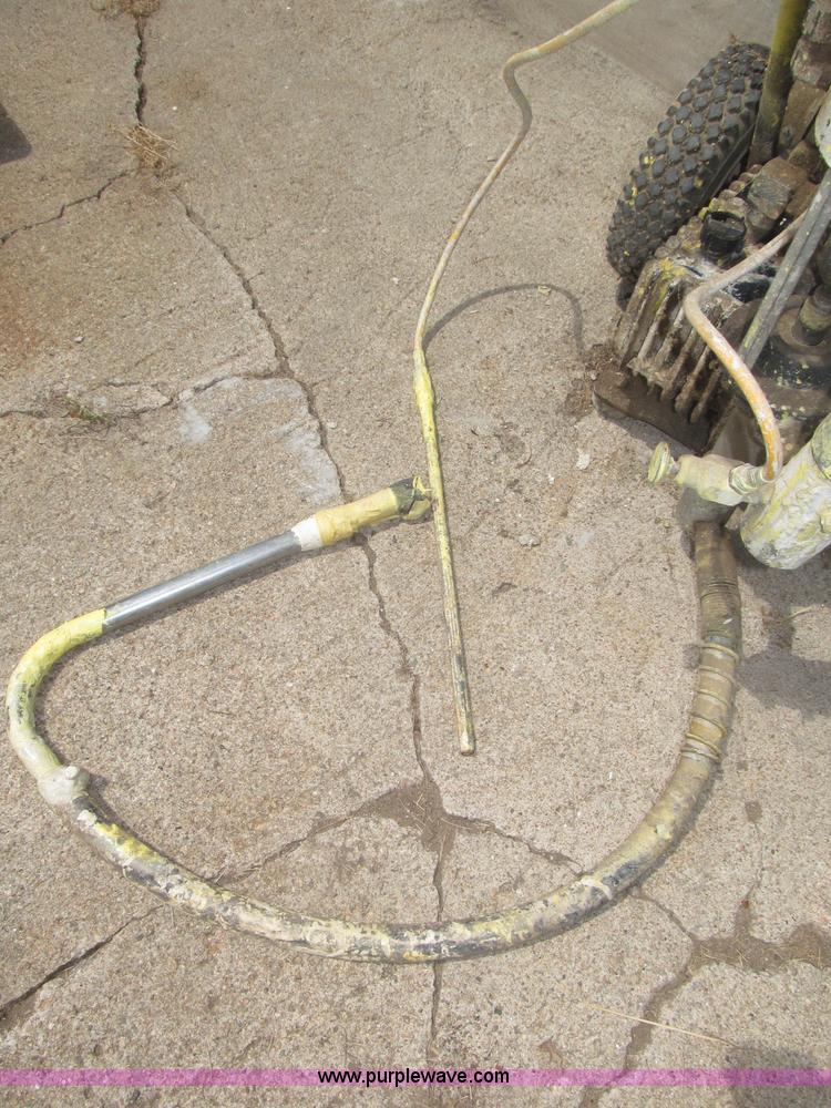 image for item AE9477 Siphon portable airless paint sprayer