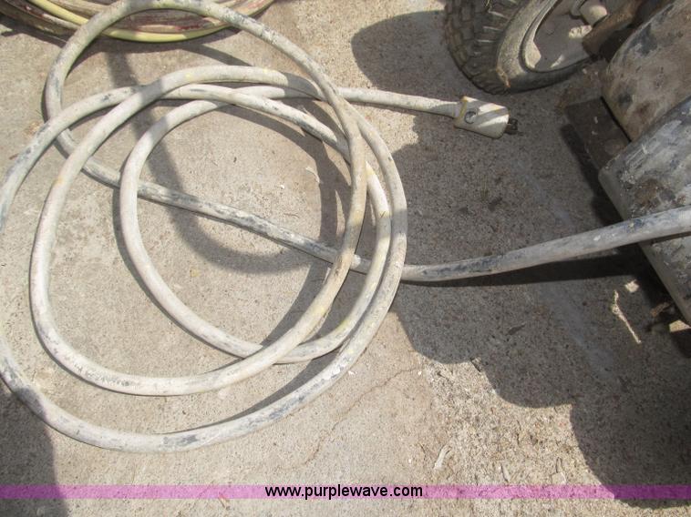 image for item AE9477 Siphon portable airless paint sprayer