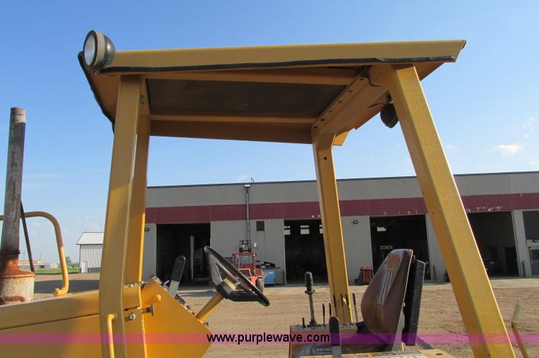 image for item E5184 1995 Vermeer V8550 vibratory plow backhoe