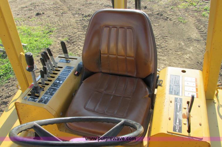 image for item E5184 1995 Vermeer V8550 vibratory plow backhoe