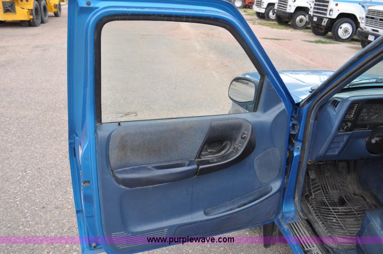 image for item G6076 1993 Ford Ranger XLT SuperCab pickup truck