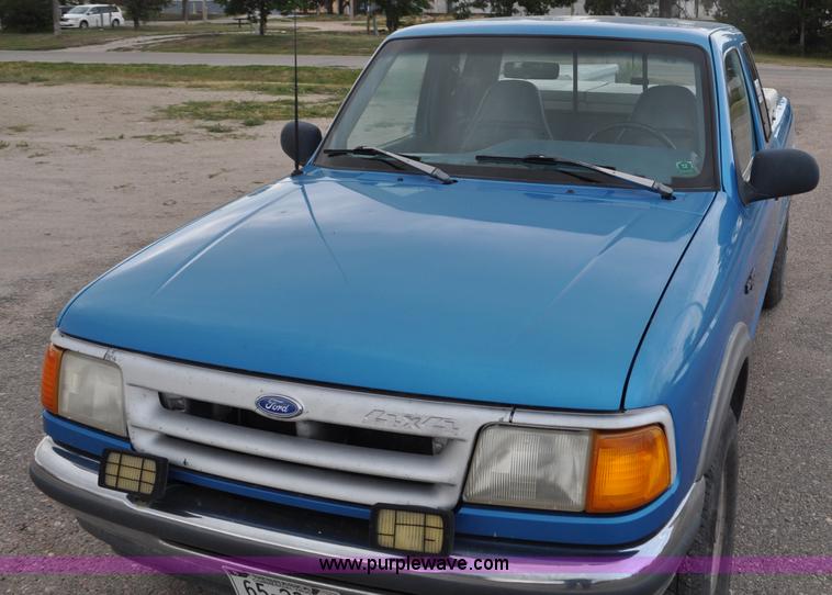 image for item G6076 1993 Ford Ranger XLT SuperCab pickup truck