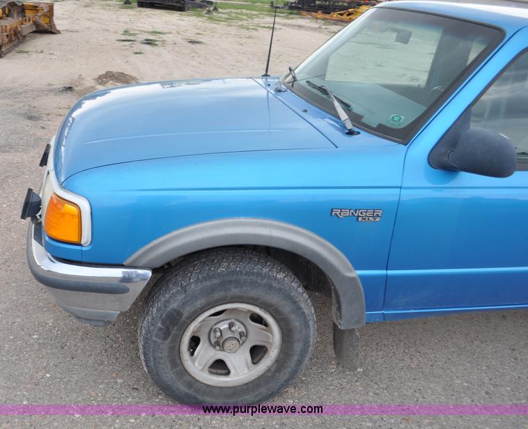 image for item G6076 1993 Ford Ranger XLT SuperCab pickup truck