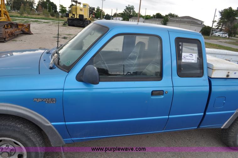 image for item G6076 1993 Ford Ranger XLT SuperCab pickup truck