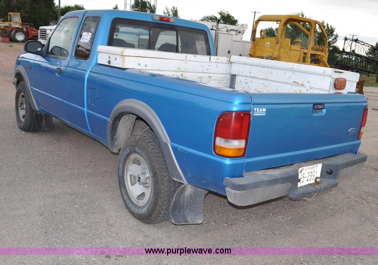 image for item G6076 1993 Ford Ranger XLT SuperCab pickup truck