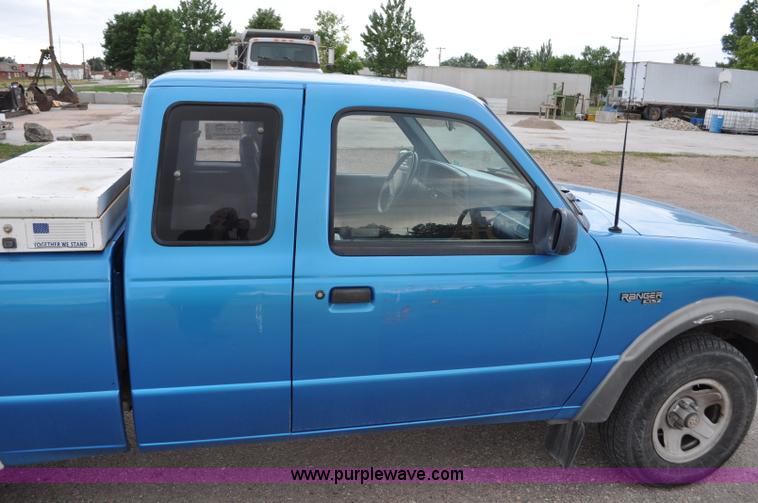 image for item G6076 1993 Ford Ranger XLT SuperCab pickup truck