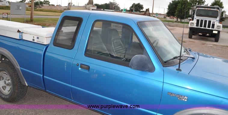 image for item G6076 1993 Ford Ranger XLT SuperCab pickup truck