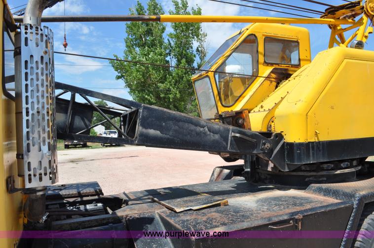 image for item G6077 P & H 155 truck crane