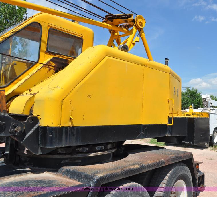 image for item G6077 P & H 155 truck crane