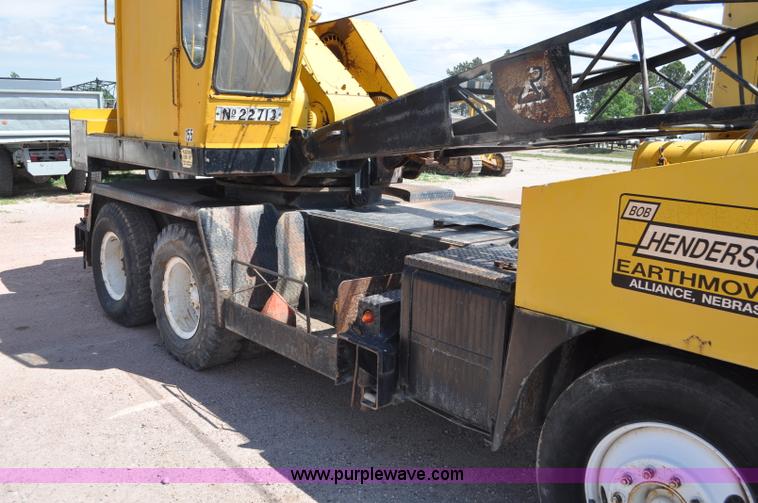 image for item G6077 P & H 155 truck crane