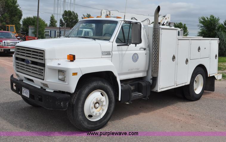 image for item G6078 1988 Ford F700 service truck