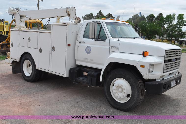 image for item G6078 1988 Ford F700 service truck