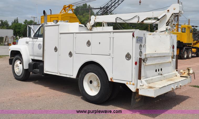 image for item G6078 1988 Ford F700 service truck