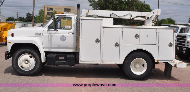 image for item G6078 1988 Ford F700 service truck