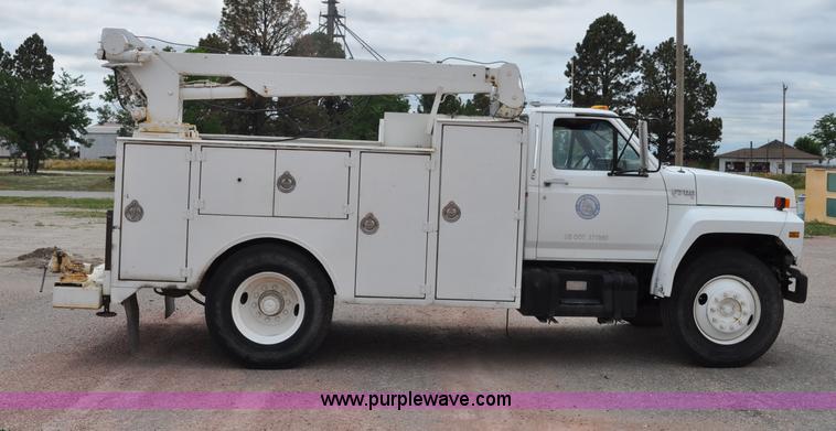 image for item G6078 1988 Ford F700 service truck