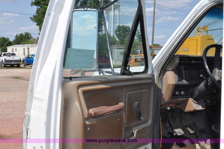 image for item G6078 1988 Ford F700 service truck
