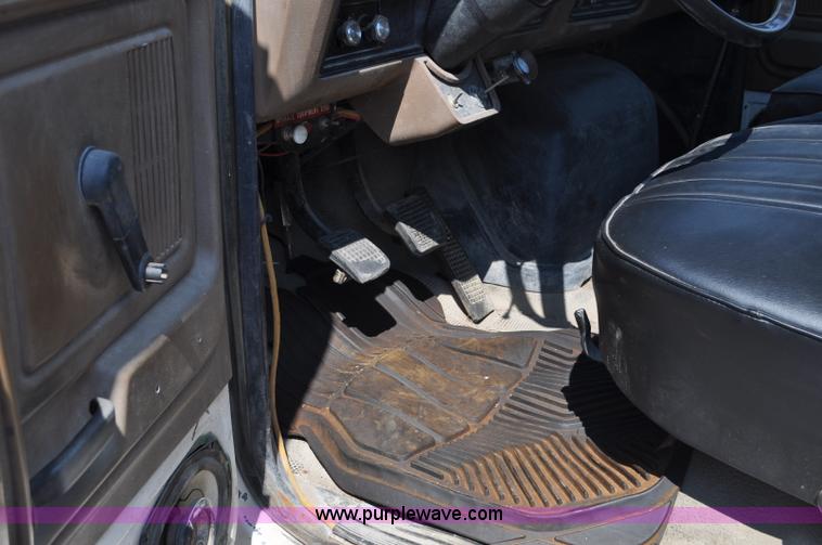 image for item G6078 1988 Ford F700 service truck