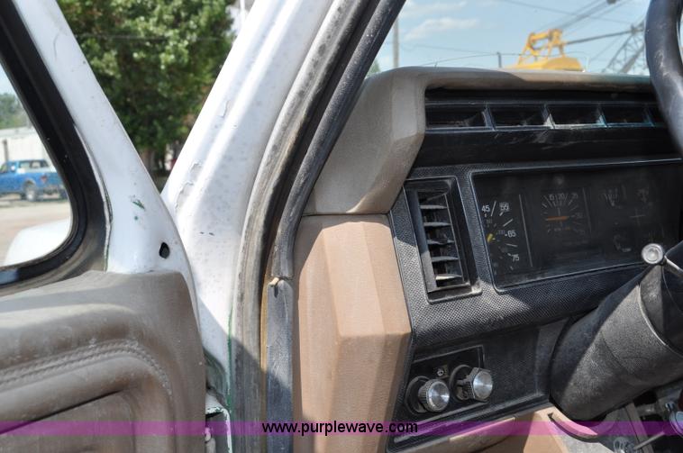 image for item G6078 1988 Ford F700 service truck